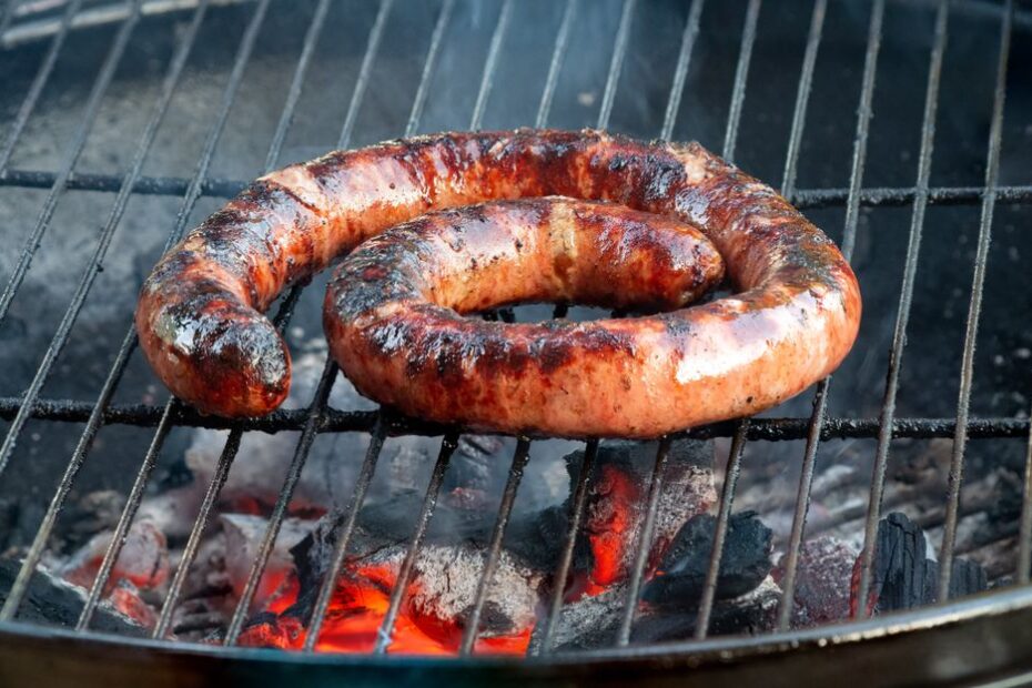 Gruba kiełbasa uformowana w pętlę, wędzona nad żarem