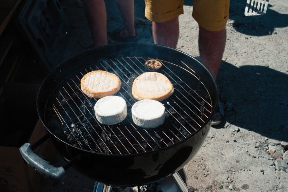 Krążki sera wędzone nad żarem w zamykanym grillu